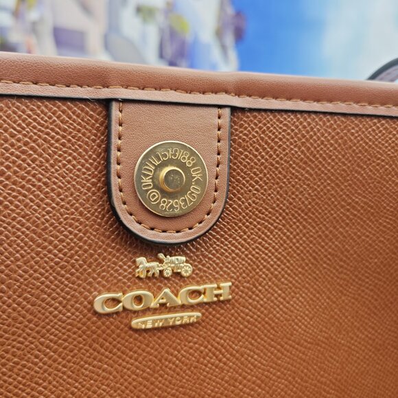 Coach X Peanuts tote In Signature Canvas With Snoopy Print - Picture 8 of 9